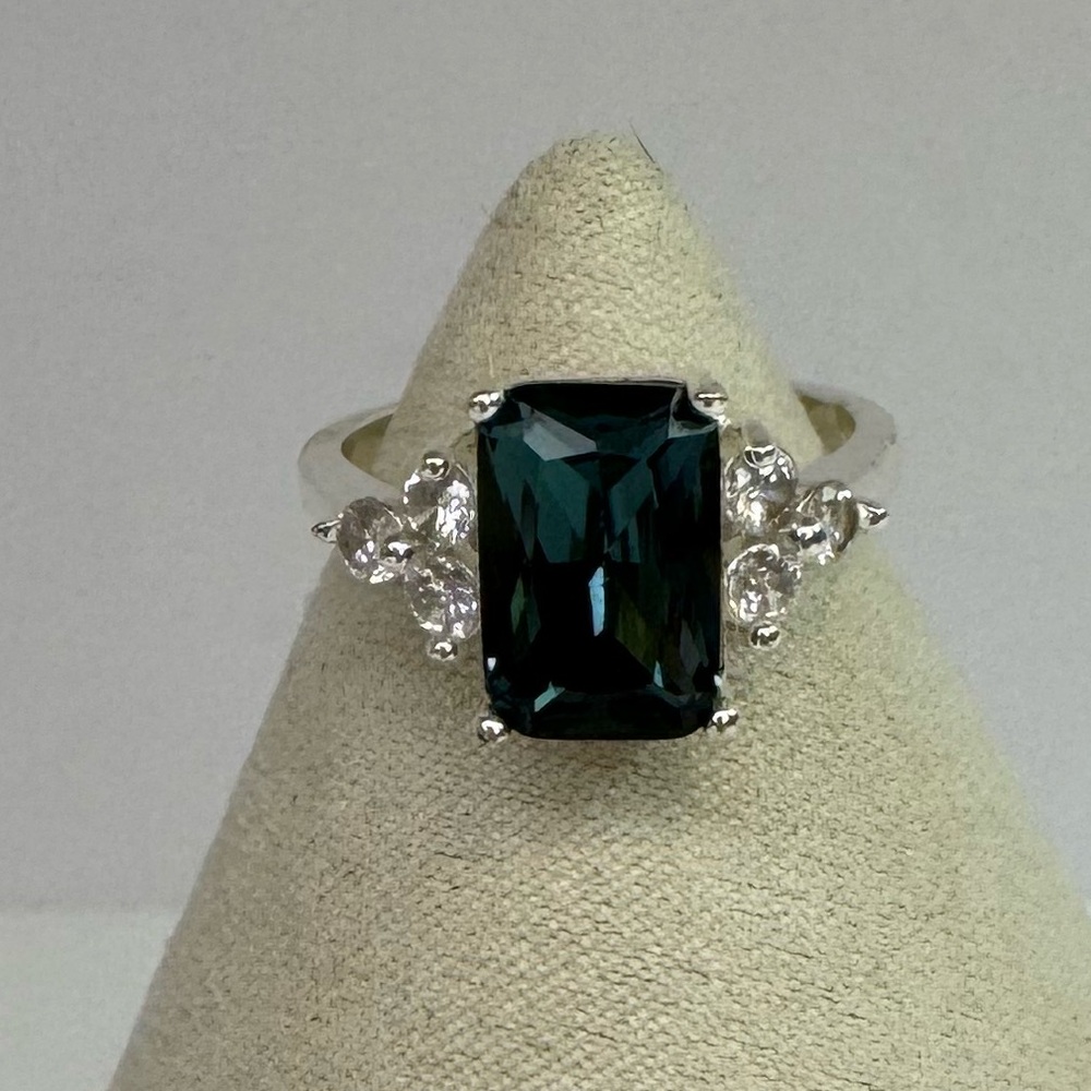 NWOT Elegant Silver Tone and Green Gemstone Ring Sz 8.5